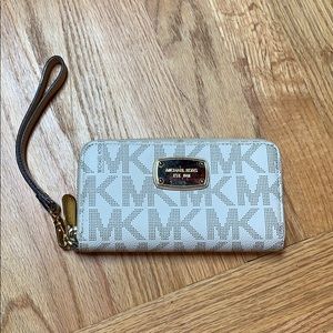 Michael Kors jet set wristlet